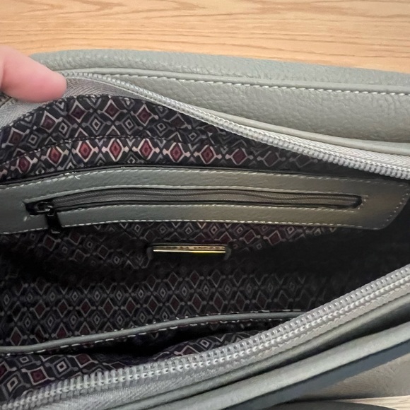 Urban Expressions crossbody bag, great size and zipper closure - Picture 5 of 6